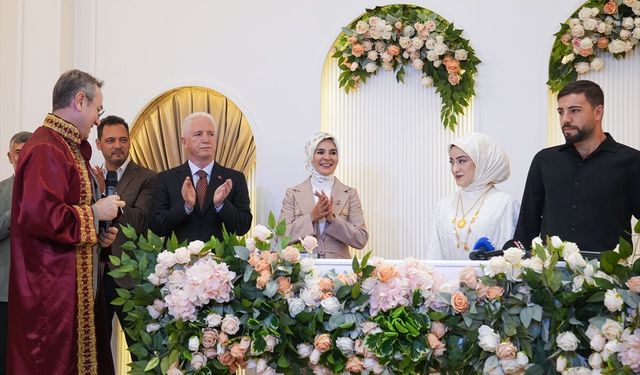 Bakan Göktaş, Aile ve Gençlik Fonu'nun 100 bininci çiftinin nikah şahidi oldu
