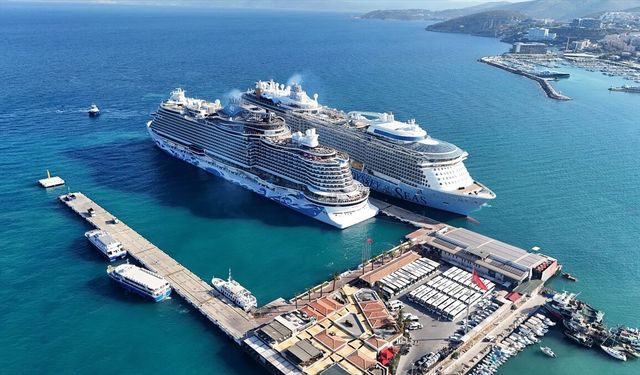 Kuşadası'na 2 kruvaziyerle 9 bin 150 turist geldi