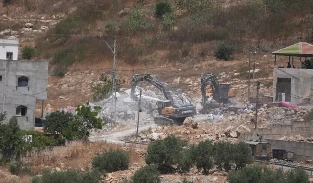 İsrail ordusu işgal altındaki Batı Şeria'nın güneyinde Filistinlilere ait 2 evi yıktı