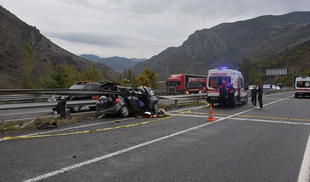 Gümüşhane'de bariyere çarpan otomobildeki 1 kişi öldü, 4 kişi yaralandı