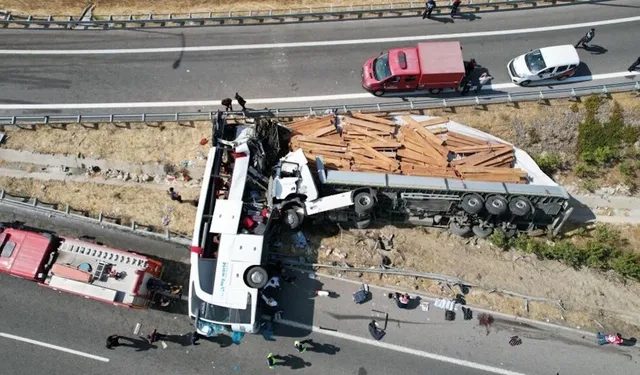 Manisa'da 11 kişinin öldüğü kazaya ilişkin gözaltına alınan 3 şoför adliyede