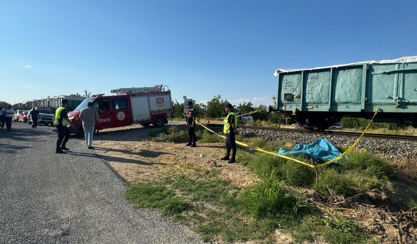 Malatya'da yük treninin çarptığı tarım aracında ölen anne ve 2 çocuğu defnedildi