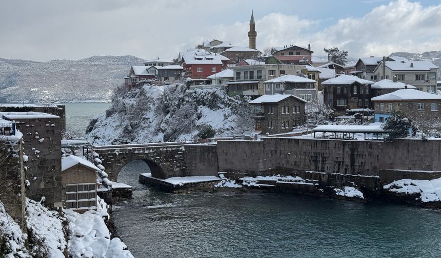 "Karadeniz'in incisi" Amasra'da kar yağışıyla güzel manzaralar oluştu