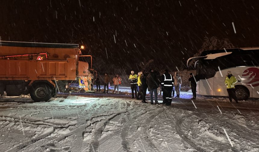 Zonguldak'ta kar yağışı ulaşımı olumsuz etkiliyor