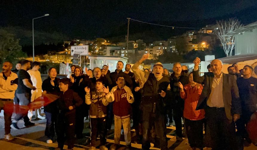 İzmir'de tünel inşaatı nedeniyle evleri zarar gören mahalle sakinlerinden eylem