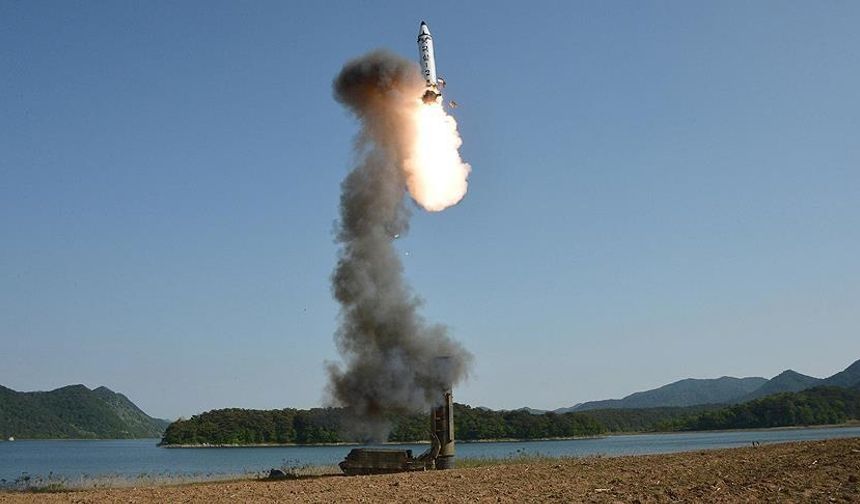 Kuzey Kore Japon Denizi’ne balistik füze fırlattı