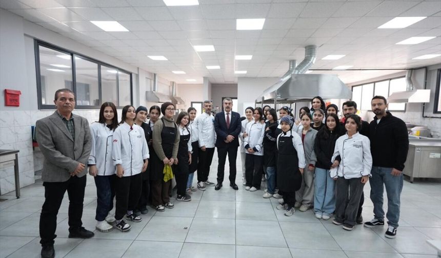 Bakan Tekin Adana’da lise ziyaret etti