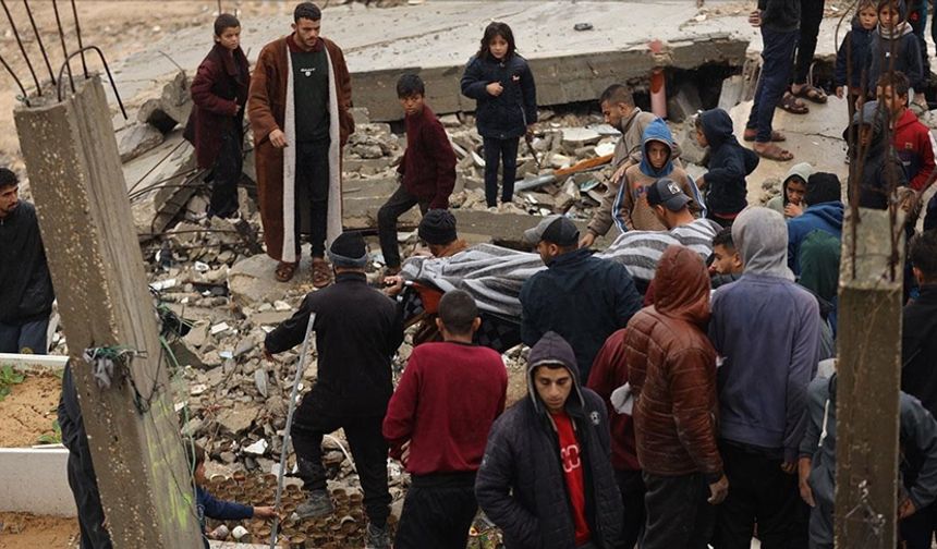 Gazze'de şiddetli yağış nedeniyle bir bina çöktü