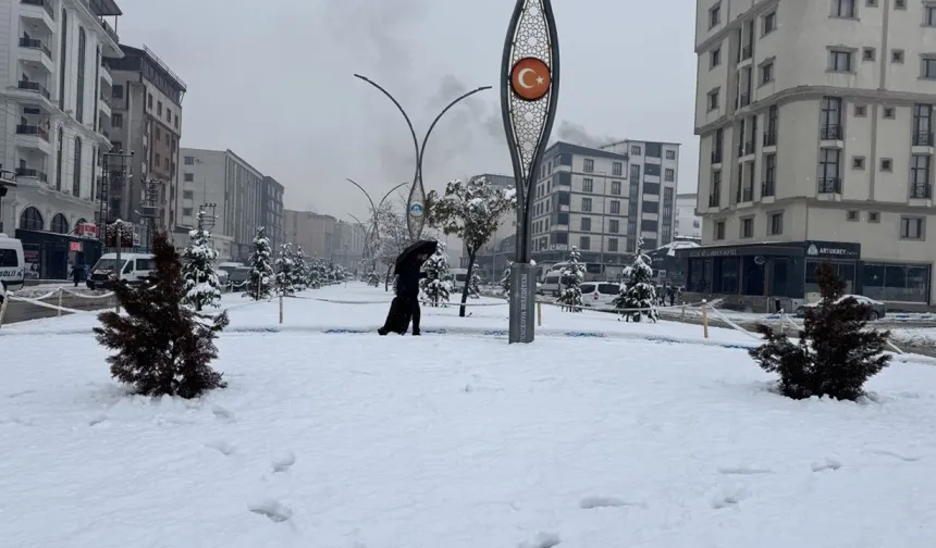 Yoğun kar nedeniyle 62 yerleşim yolu kapandı
