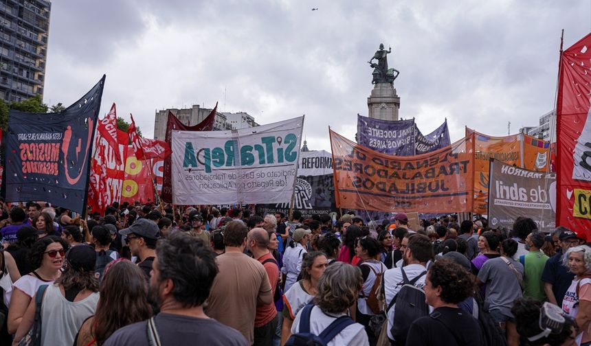 Arjantin'de binlerce kişi çalışma reformu yasa tasarısını protesto etti
