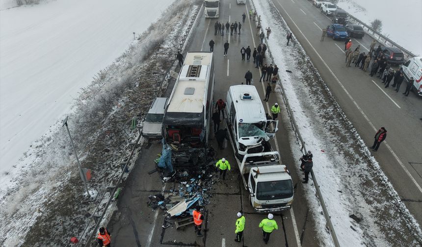 Erzurum'daki zincirleme trafik kazasında 27 kişi yaralandı