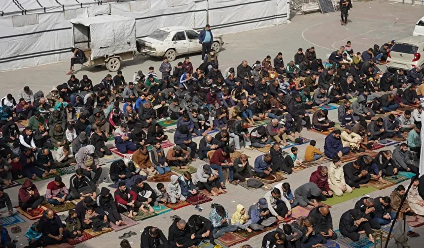 Gazzeliler ramazan ayının ilk cumasını Selahaddin Okulu'nda eda etti