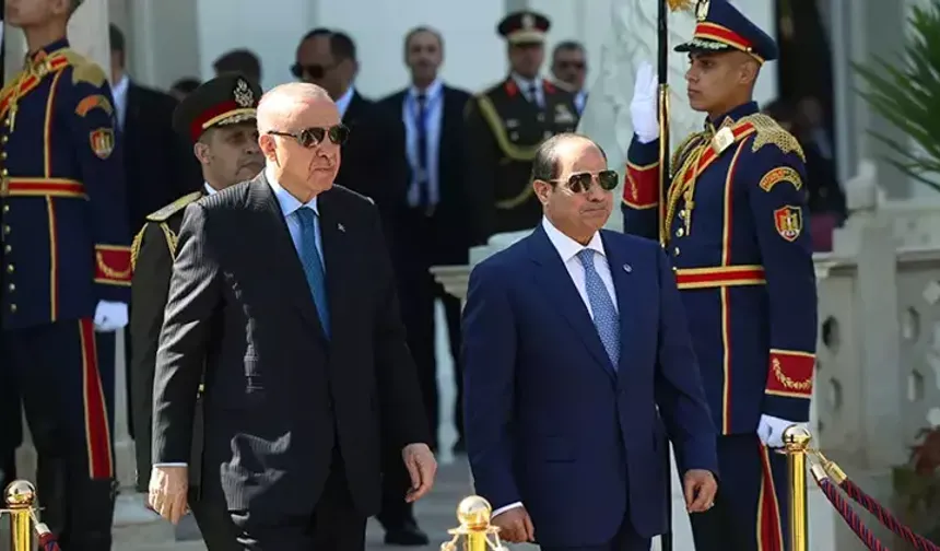 Cumhurbaşkanı Erdoğan'a Kahire'de resmi törenle karşılama