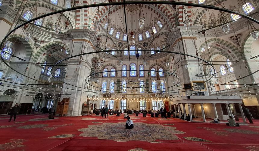 Fatih Camisi gül suyu ile temizlenip ramazana hazırlandı