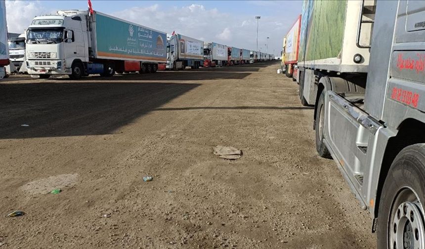 Kerem Ebu Salim Kapısı'ndan Gazze'ye sınırlı sayıda insani yardım girişi