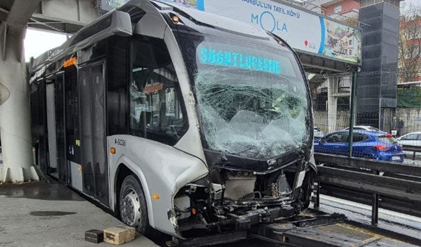Avcılar'da iki metrobüsün çarpıştığı kazada 5 kişi yaralandı