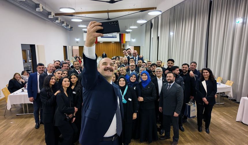 Mustafa Varank Almanya'da Türk toplumuyla buluştu