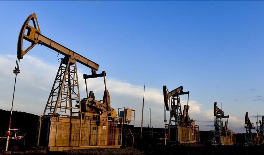 Brent petrolün vadeli varil fiyatı 104,61 dolardan işlem görüyor