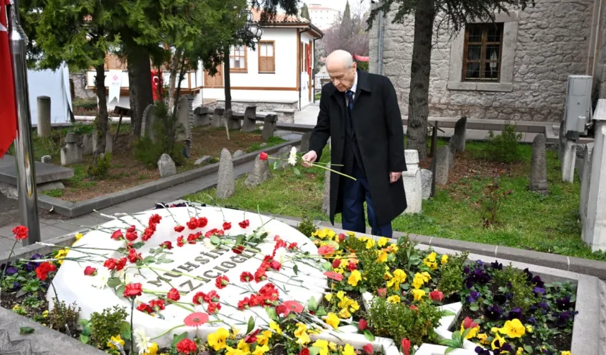Devlet Bahçeli Muhsin Yazıcıoğlu'nun kabrini ziyaret etti