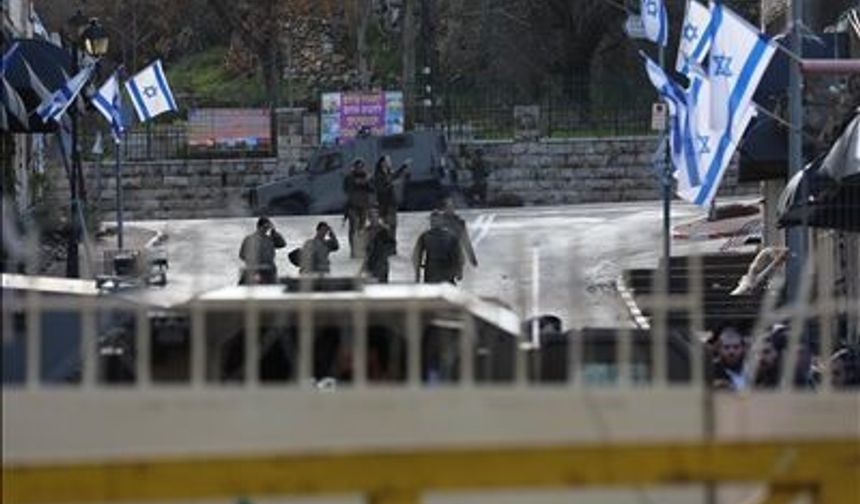 İşgalci İsrailliler Batı Şeria'da baskın düzenlediği okula İsrail bayrağı astı