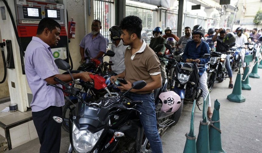 Bangladeş'te yakıt kriz ve telekomünikasyon krizi