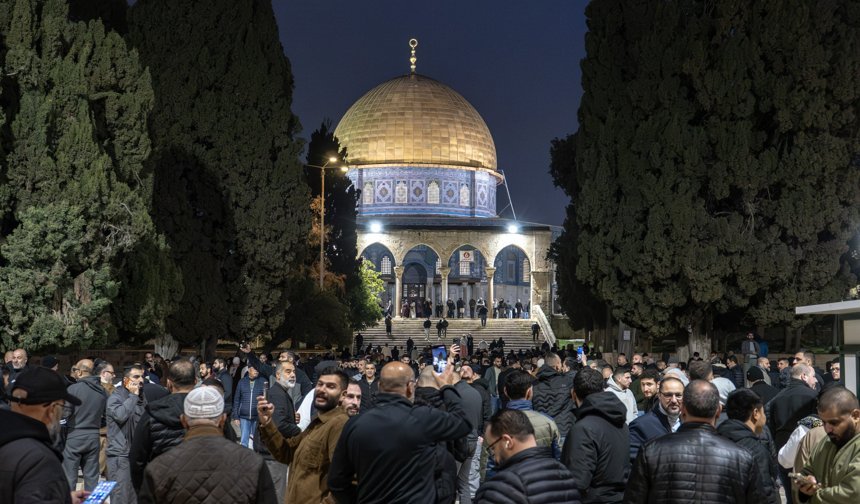 Mescid-i Aksa, 41 gün sonra ibadete açıldı