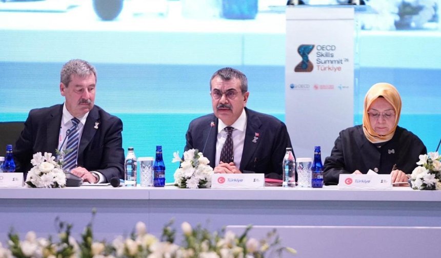 Bakan Tekin OECD Zirvesi'nde oturum başkanlığı yaptı