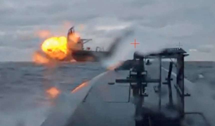 İran, İsrail'e ait bir gemiyi seyir füzesiyle vurduğunu duyurdu