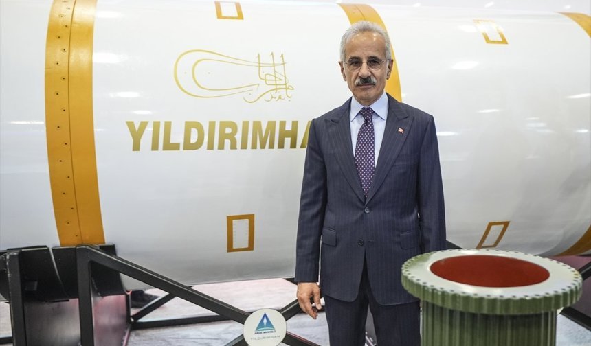 Ulaştırma ve Altyapı Bakanı Uraloğlu, SAHA 2026'yı ziyaret etti