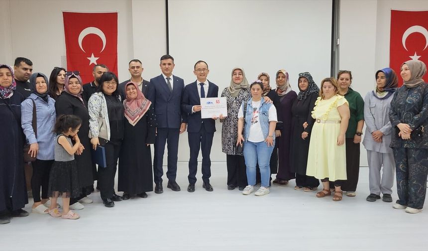 Çin'in Ankara büyükelçisi, Adıyaman'da depremzedelere yardımda bulundu
