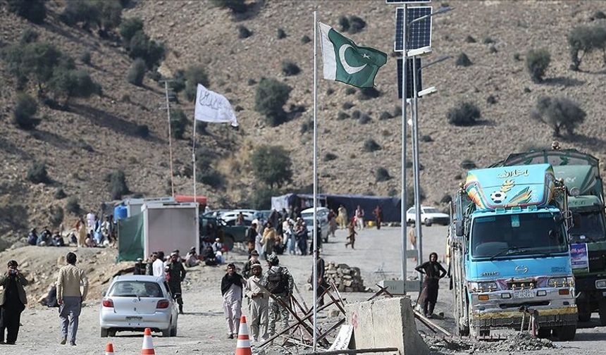 Pakistan, Afganistan sınırında saldırılar düzenlediğini açıkladı