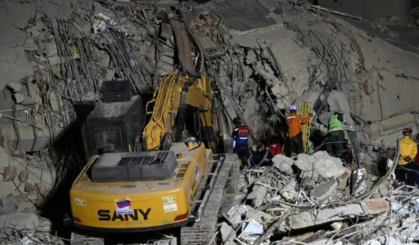 Venezuela'da depremzedeler, iş makinelerinin önünü kesti