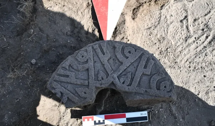 Ani Ören Yeri'nde 'Hz. Muhammed' isminin yer aldığı Selçuklu taşı bulundu