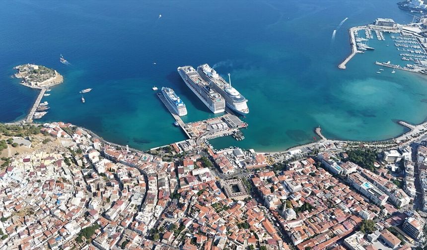Kuşadası'na 3 kruvaziyerle 9 bin 130 turist geldi