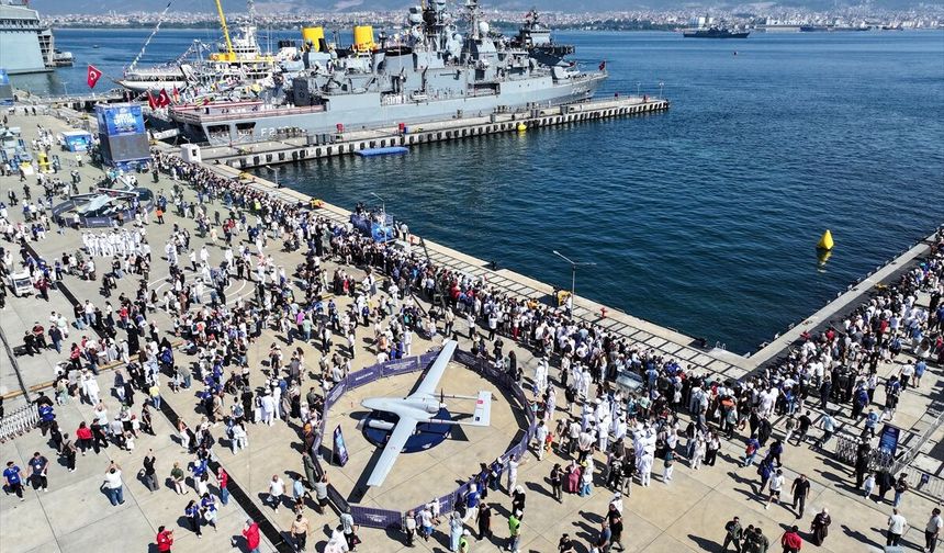 TEKNOFEST Mavi Vatan'da çocuklar, bilim şovunda deneylere katıldı