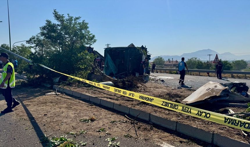 Kayseri'de devrilen yolcu otobüsündeki 20 kişi yaralandı