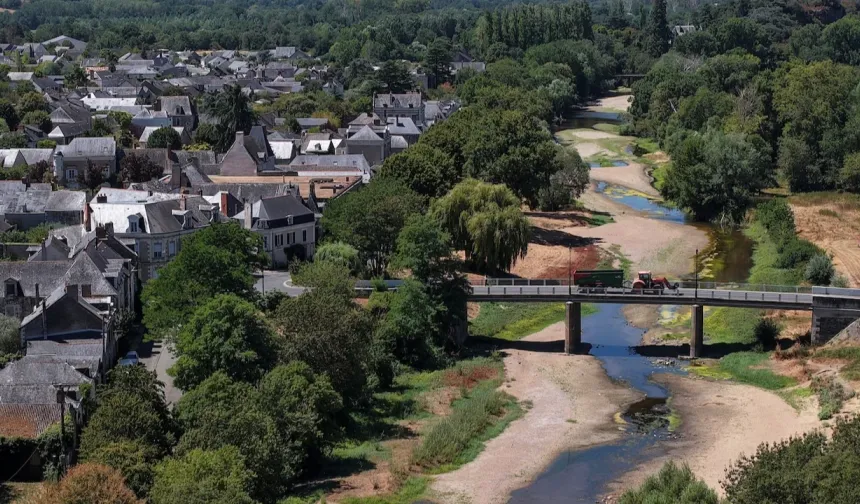 Rekor seviyede sıcaklıkların görüldüğü Fransa'da 1373 dere kurudu