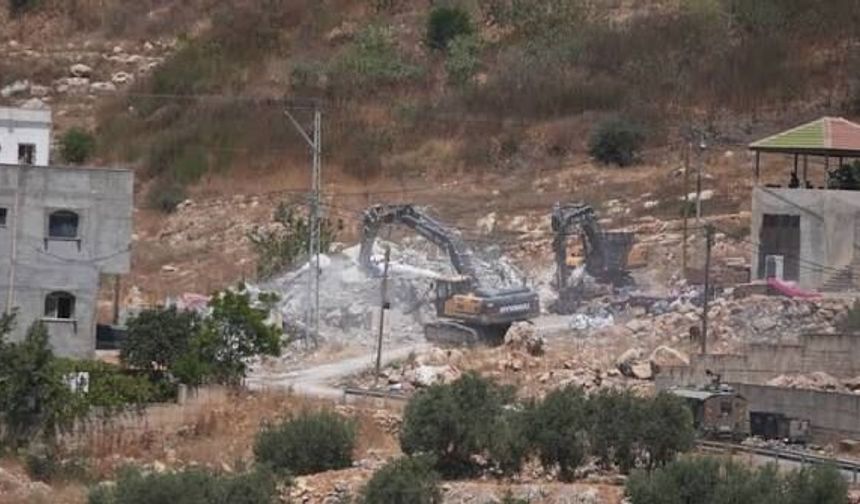 İsrail askerleri, Batı Şeria'da öldürülen Filistinlinin evini yıktı