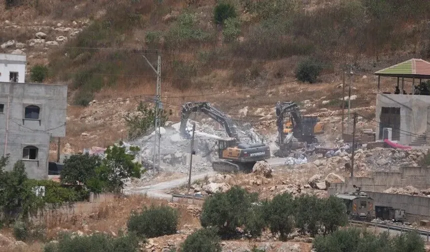 İsrail ordusu işgal altındaki Batı Şeria'nın güneyinde Filistinlilere ait 2 evi yıktı