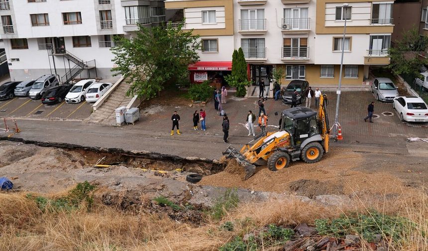 Başkentte selden çöken yolda onarım çalışmaları sürüyor