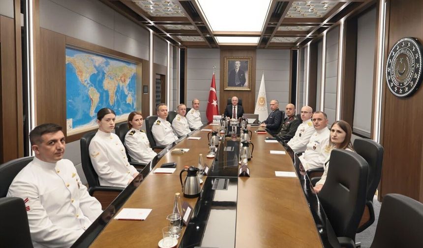 Milli Savunma Bakanı Güler, Deniz Kuvvetleri Komutanı Oramiral Tatlıoğlu ile görüştü