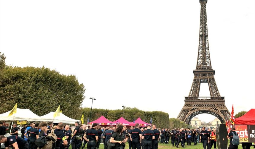 Fransız itfaiyeciler, Paris’te gösteri düzenledi