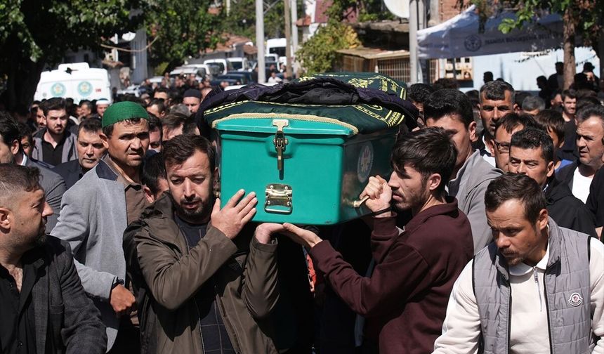 Soma'da maden ocağındaki göçükte ölen işçiler son yolculuklarına uğurlanıyor