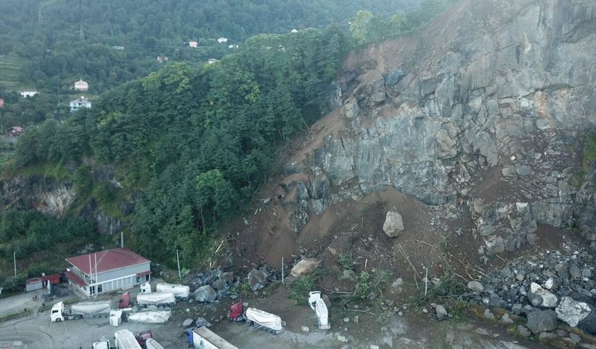 Artvin'de tır parkındaki heyelanda 1 kişi hayatını kaybetti