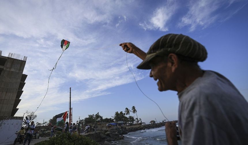 Venezuela'da Filistinli çocuklar için gökyüzüne yüzlerce uçurtma bırakıldı