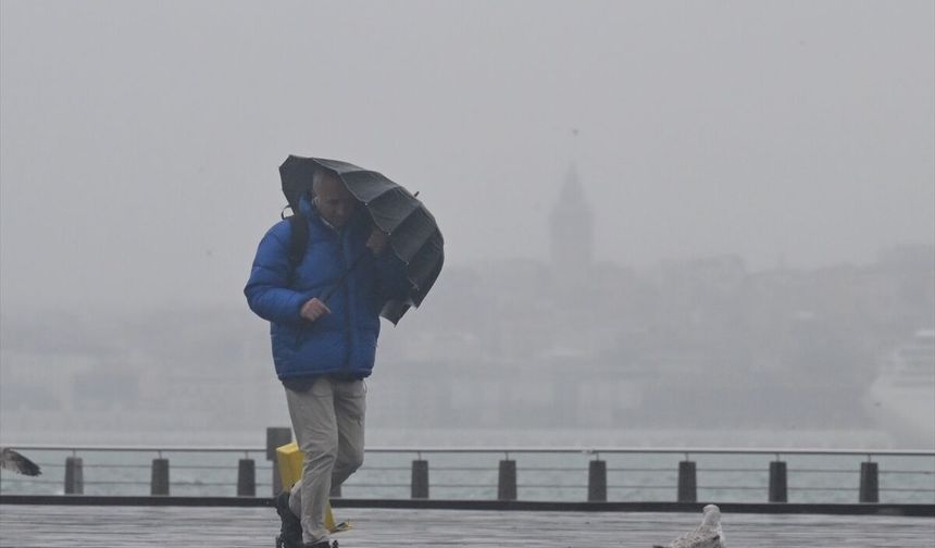 İstanbul'da kuvvetli sağanak hayatı olumsuz etkiledi