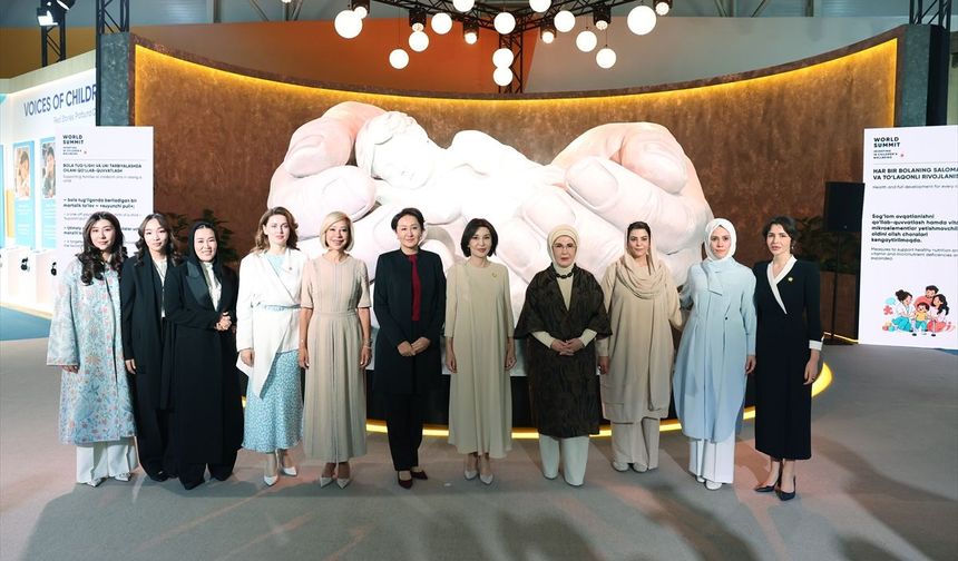 Emine Erdoğan, Özbekistan'da düzenlenen zirve kapsamında açılan sergiyi ziyaret etti