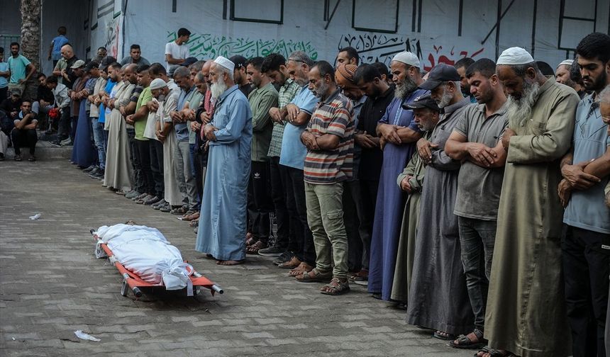İsrail'in Han Yunus'a saldırısında hayatını kaybeden Filistinliler için cenaze töreni düzenlendi