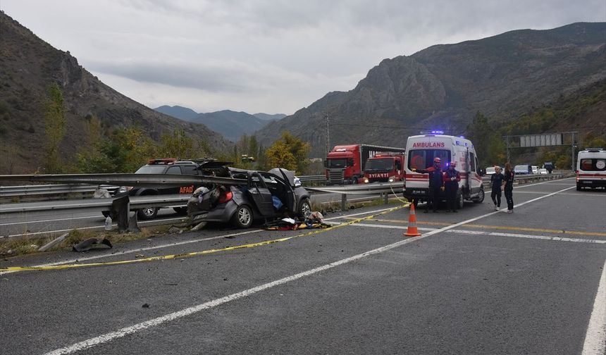 Gümüşhane'de bariyere çarpan otomobildeki 1 kişi öldü, 4 kişi yaralandı