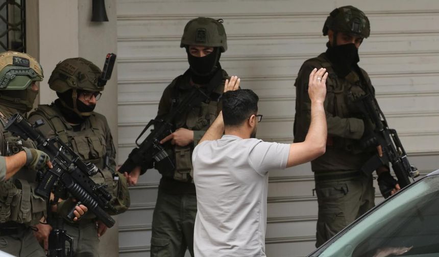 İsrail askerleri işgal altındaki Batı Şeria'da 4'ü kardeş, 20 Filistinliyi gözaltına aldı
